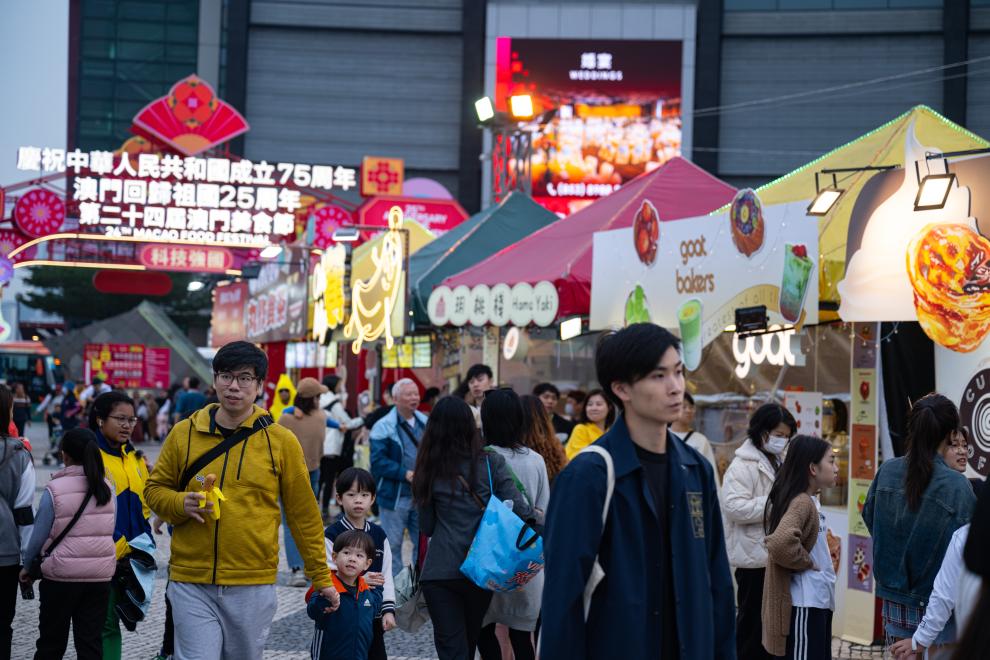 11月24日，市民在第二十四屆澳門美食節(jié)游玩。新華社發(fā)（張金加攝）