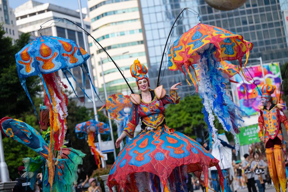 3月24日，人們參加“2024澳門國際幻彩大巡游”。新華社發(fā)（張金加攝）