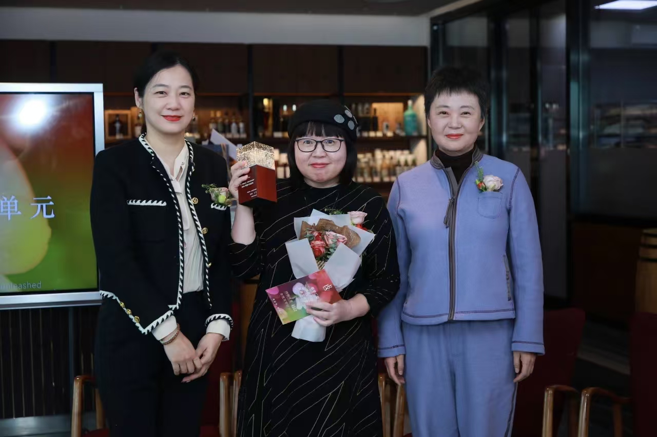 花城出版社社長張懿、北京老舍文學(xué)院專業(yè)作家周曉楓為喬葉頒獎(jiǎng)