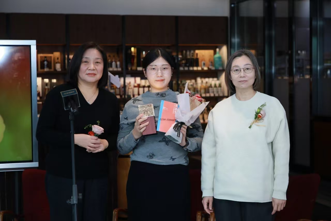 中國人民大學(xué)文學(xué)院教授、作家梁鴻和中國作家網(wǎng)總編輯王楊為獲獎(jiǎng)?wù)哳C獎(jiǎng)，人民文學(xué)出版社編輯馬樂瑤代為領(lǐng)獎(jiǎng)。