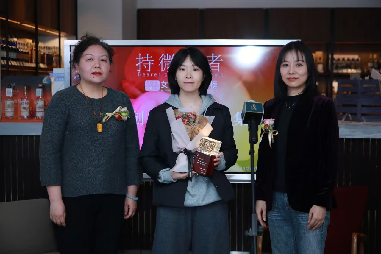 湖南文藝出版社總經(jīng)理、總編輯譚菁菁和北京十月文藝出版社副總編輯胡曉舟為楊知寒頒獎(jiǎng)