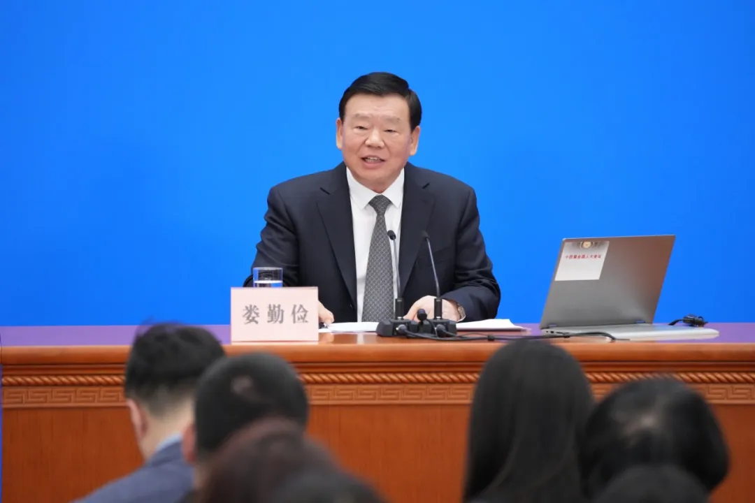3月4日，十四屆全國人大三次會(huì)議在北京人民大會(huì)堂舉行新聞發(fā)布會(huì)。大會(huì)發(fā)言人婁勤儉就大會(huì)議程和人大工作相關(guān)問題回答中外記者提問。（新華社記者 鄭煥松 攝）