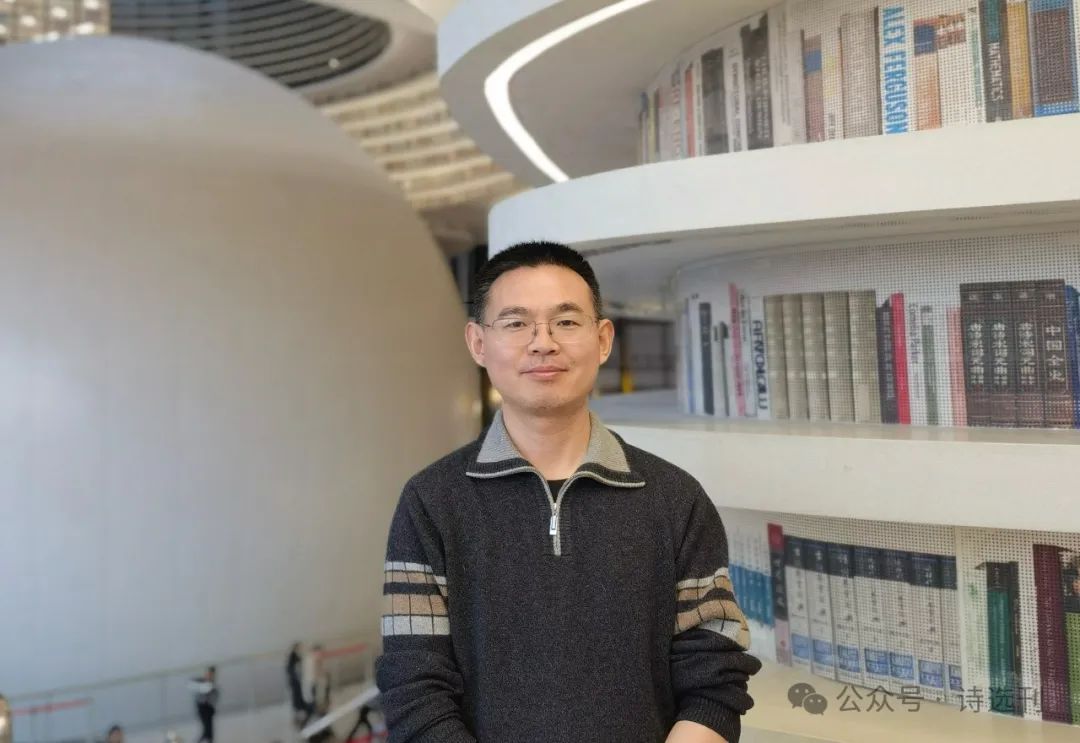 宋煜，本名宋立理，河北隆堯人，中國(guó)作家協(xié)會(huì)會(huì)員、河北省作家協(xié)會(huì)會(huì)員。曾出版長(zhǎng)篇小說《穿越玫瑰》，詩(shī)歌散見于《詩(shī)刊》《星星》《揚(yáng)子江詩(shī)刊》《詩(shī)選刊》等刊物，曾入選河北文學(xué)排行榜·詩(shī)歌榜。