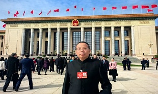 全國(guó)人大代表，貴州省文聯(lián)主席、省作協(xié)主席歐陽(yáng)黔森