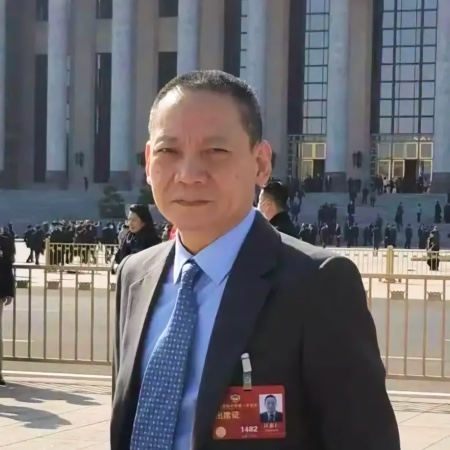 汪惠仁系全國政協(xié)委員、民進中央委員、百花文藝出版社總編輯