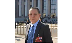 全國(guó)政協(xié)委員、民進(jìn)中央委員、百花文藝出版社總編輯汪惠仁