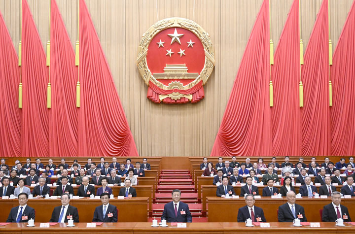 3月11日下午，第十四屆全國人民代表大會第三次會議在北京人民大會堂閉幕。黨和國家領(lǐng)導(dǎo)人習(xí)近平、李強(qiáng)、王滬寧、蔡奇、丁薛祥、李希、韓正等在主席臺就座。新華社記者 李學(xué)仁 攝