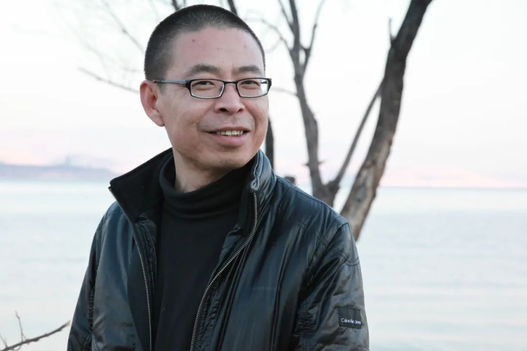 李亞偉，1963年出生于重慶市酉陽縣。創(chuàng)作過《男人的詩》《醉酒的詩》《空虛的詩》《航海志》《野馬與塵?！贰逗游髯呃仁闱椤返乳L詩和組詩，出版有詩集《豪豬的詩篇》《紅色歲月》《酒中的窗戶》《我在雙魚座上給你寫信》以及文論集《詩歌與先鋒》、文化隨筆《人間宋詞》等；獲第四屆華語文學傳媒2005年度詩人獎、第一屆魯迅文化獎年度詩歌獎、首屆屈原詩歌金獎等。