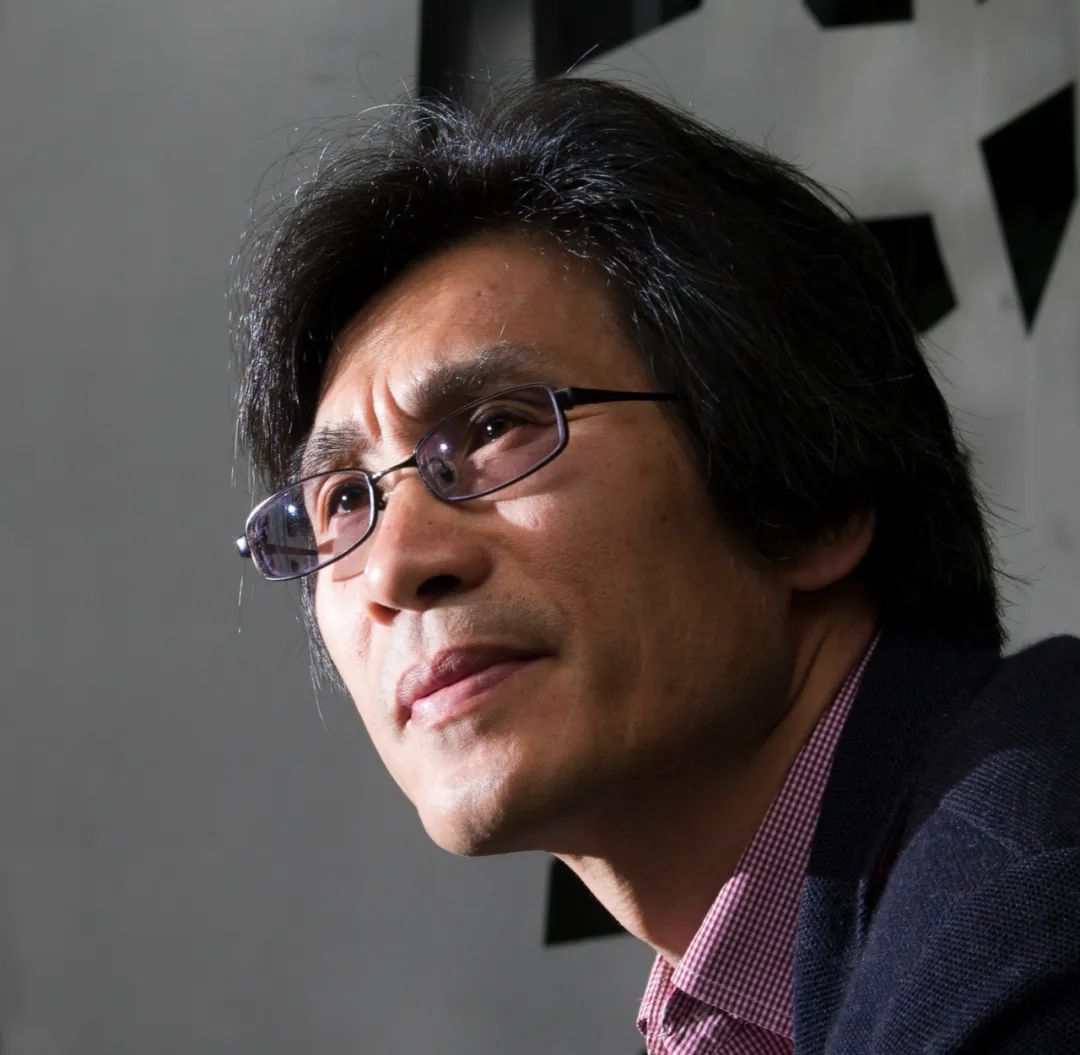 樹才，原名陳樹才。詩人、翻譯家。浙江寧波人?，F(xiàn)供職于中國社會科學院外國文學研究所。已出版詩集、譯詩集二十余部。曾獲“徐志摩詩歌獎”、“李叔同國際詩歌獎”等。2008年獲法國政府頒發(fā)的“教育騎士”勛章，2023年又獲“藝術(shù)和文學騎士”勛章。