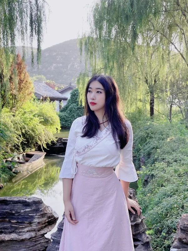 楊碧薇，中央民族大學文學博士，北京大學藝術(shù)學博士后。中國作家協(xié)會會員，中國文藝評論家協(xié)會會員。學術(shù)研究涉及文學、搖滾、民謠、電影、攝影、裝置等。出版《下南洋》《去火星旅行》等詩集、散文集、學術(shù)批評集等多部。主講個人網(wǎng)課《由淺入深讀懂漢語新詩》入駐騰訊視頻。