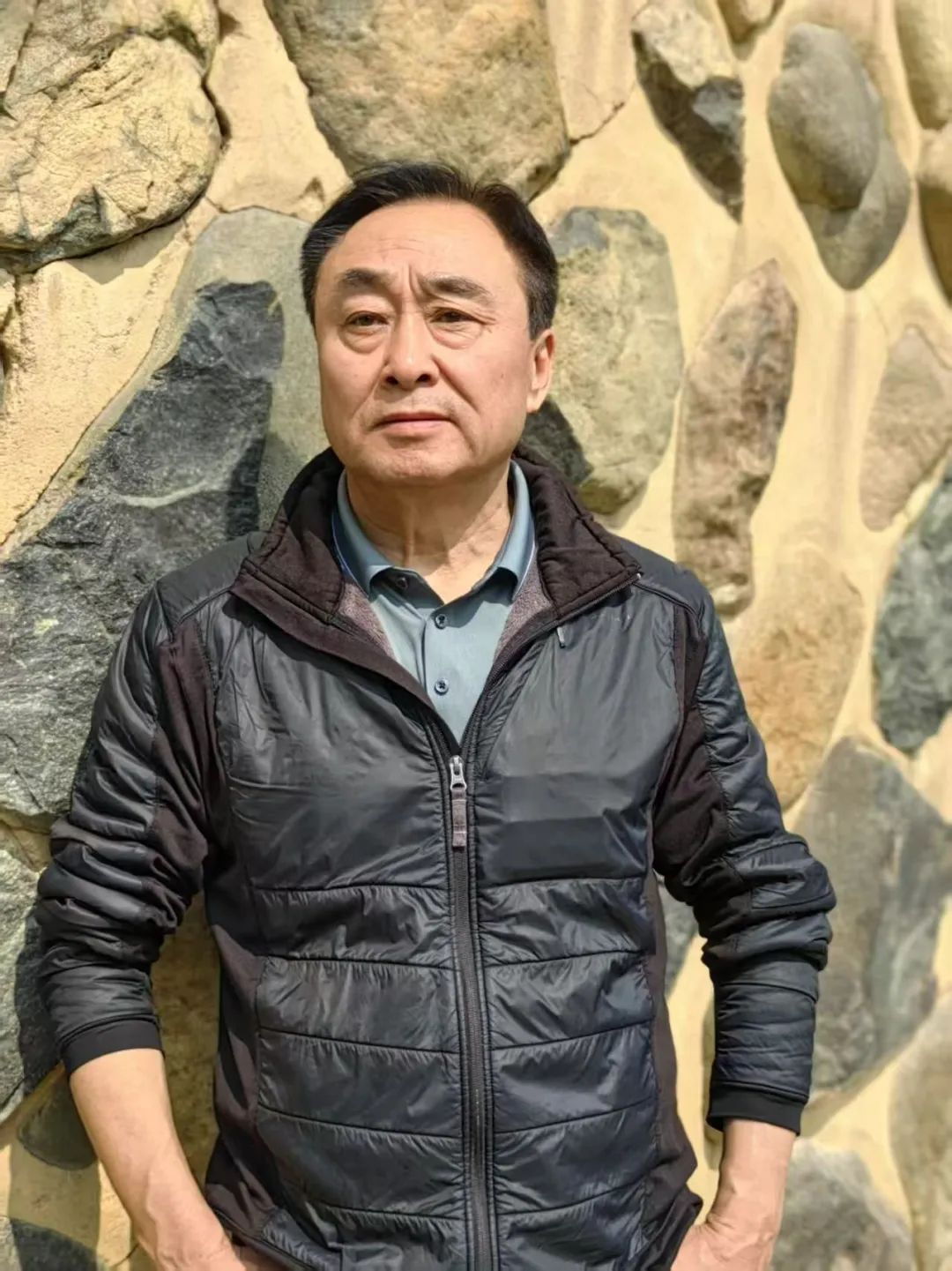 王學芯，出生在北京，長在無錫。中國作家協(xié)會會員，中國詩歌學會理事。參加第十屆青春詩會。獲郭沫若詩歌獎、十月文學獎、鍾山文學獎、《作家》第三屆詩歌獎、《星星》詩歌獎、紫金山文學獎、中國第五屆長詩獎，部分詩歌譯介國外。出版《雙唇》《這里那里》《天上的草原》《飛塵》《遷變》《老人院》《光域里》等15部詩集。