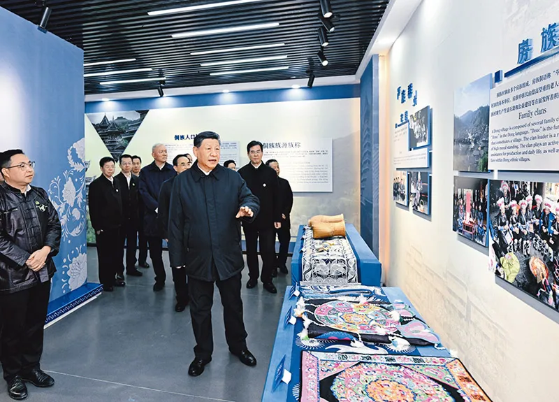 2025年3月17日至18日，中共中央總書記、國(guó)家主席、中央軍委主席習(xí)近平在貴州考察。這是17日下午，習(xí)近平在黔東南州黎平縣肇興侗寨侗族文化展示中心考察。 新華社記者 謝環(huán)馳/攝