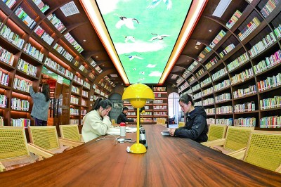 讀者在江西宜春市獅子山公園城市書(shū)房?jī)?nèi)閱讀學(xué)習(xí)。新華社發(fā)