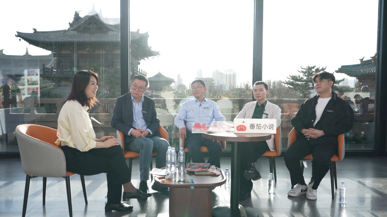 “如果失去幻想，人類將會怎樣”座談現(xiàn)場，從左至右分別為張菁、劉慈欣、阿來、陳楸帆、王自律