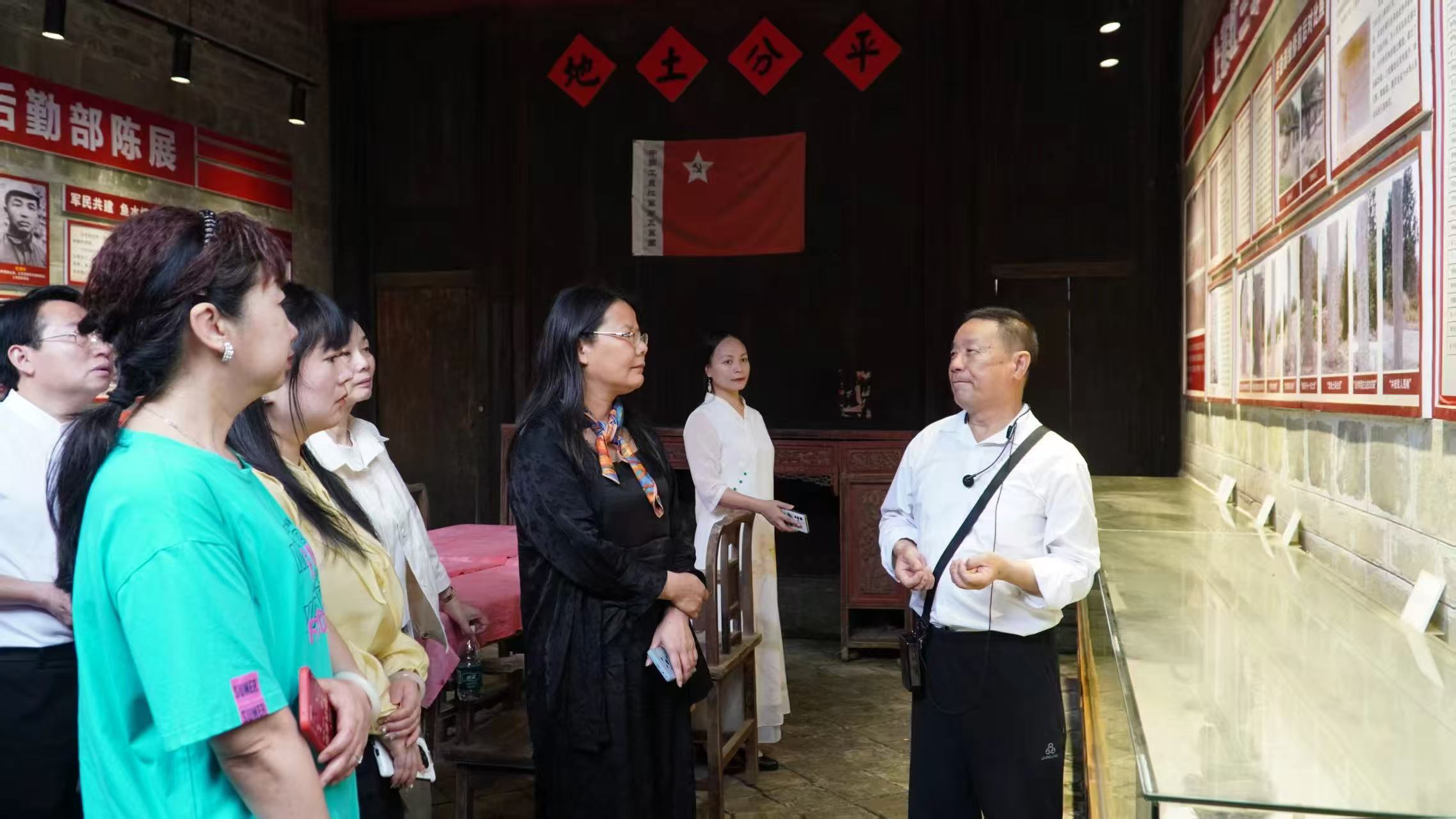 在上猶縣平富鄉(xiāng)上寨村參觀紅三軍團兵工廠、后勤處舊址