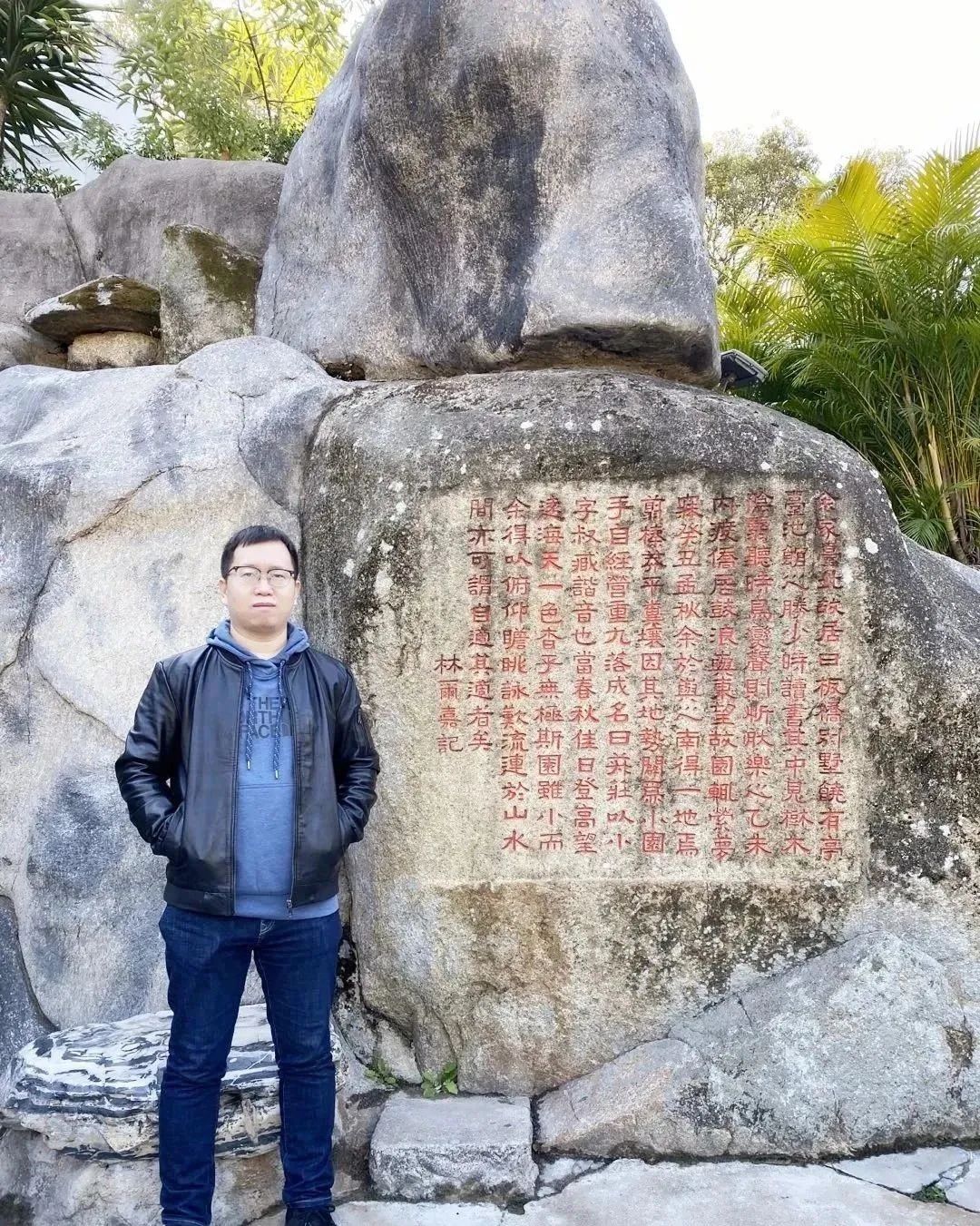 張象，中國(guó)作協(xié)會(huì)員，山西文學(xué)院簽約作家。小說(shuō)見于《十月》《上海文學(xué)》《青年文學(xué)》等刊物，出版作品有《外省青年》等三部。