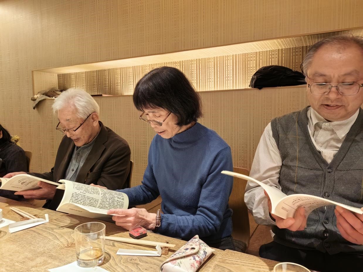 4月13日-16日，中國作家代表團(tuán)訪問日本“《人民文學(xué)》讀書會”并贈送雜志創(chuàng)刊號復(fù)刻版，帶去雜志社對老讀者的問候。該讀書會成立于20世紀(jì)80年代，至今堅持閱讀研究《人民文學(xué)》