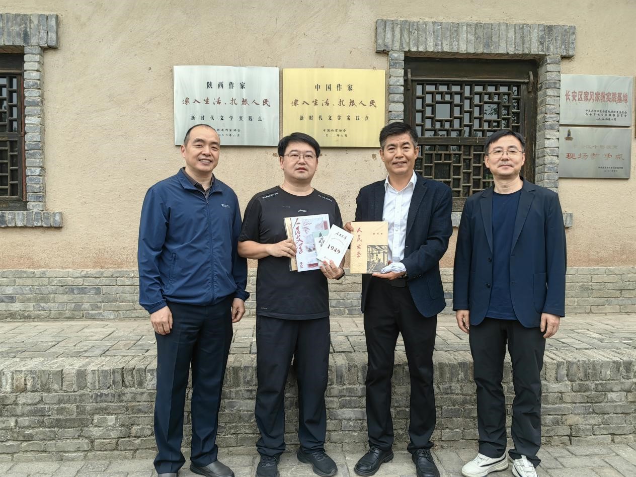 5月27日，《人民文學(xué)》參加中國作家“深入生活、扎根人民”新時代文學(xué)實踐點工作會暨現(xiàn)場調(diào)研活動，為西安市長安區(qū)柳青紀(jì)念館贈送新刊及創(chuàng)刊號復(fù)刻本、手賬本等文創(chuàng)