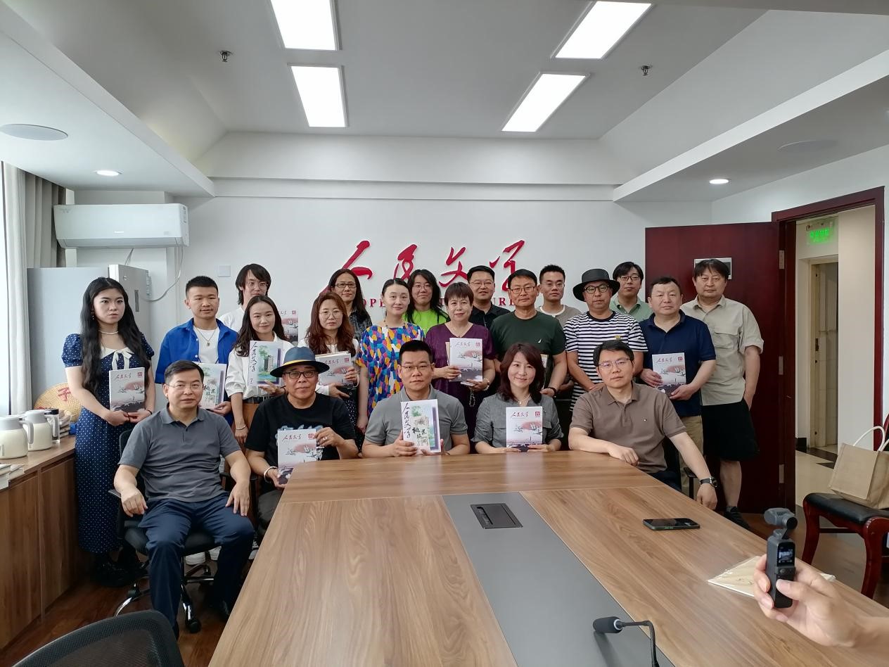 6月30日，內(nèi)蒙古《草原》雜志社攜“草原十二騎手”作家代表走進(jìn)《人民文學(xué)》交流辦刊經(jīng)驗