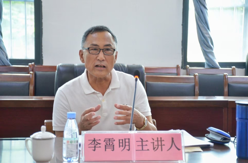 李霄明在崇左改稿會現(xiàn)場（陳敏 攝）