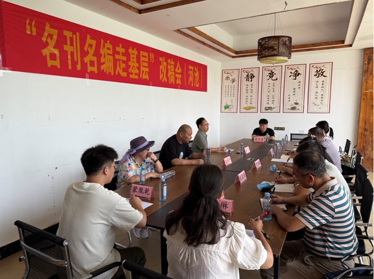 王十月在“名刊名編走基層”河池改稿會現(xiàn)場。（潘劍 攝 )