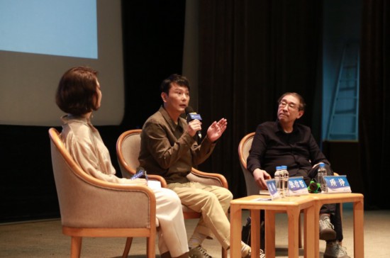 上圖講座現(xiàn)場，左起依次是主持沈祎；歌手、收藏家張信哲；復(fù)旦大學(xué)新聞學(xué)院教授顧錚。